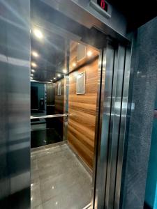 Cette chambre est dotée d'un ascenseur avec une porte en bois. dans l'établissement Apartments Bulevar, à Sarajevo