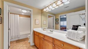 Ένα μπάνιο στο Harbor Landing 203B - Spacious Condo with views of the Harbor and Gulf