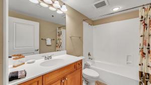 Ένα μπάνιο στο Harbor Landing 203B - Spacious Condo with views of the Harbor and Gulf +26 φωτογραφίες