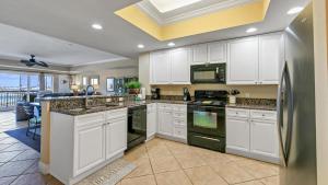Η κουζίνα ή μικρή κουζίνα στο Harbor Landing 203B - Spacious Condo with views of the Harbor and Gulf