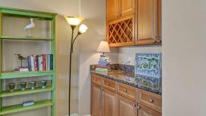 Η κουζίνα ή μικρή κουζίνα στο Harbor Landing 203B - Spacious Condo with views of the Harbor and Gulf