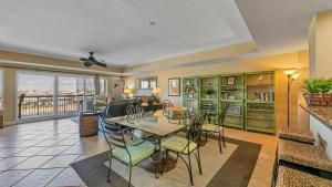Εστιατόριο ή άλλο μέρος για φαγητό στο Harbor Landing 203B - Spacious Condo with views of the Harbor and Gulf