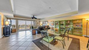 Χώρος καθιστικού στο Harbor Landing 203B - Spacious Condo with views of the Harbor and Gulf