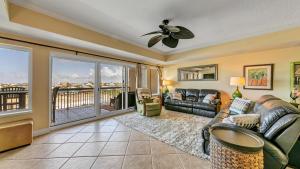 Χώρος καθιστικού στο Harbor Landing 203B - Spacious Condo with views of the Harbor and Gulf