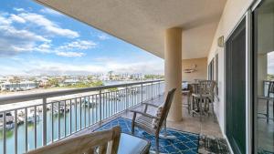Μπαλκόνι ή βεράντα στο Harbor Landing 203B - Spacious Condo with views of the Harbor and Gulf