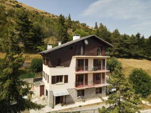 una vista aérea de una casa en una colina en Le Plaisance, Beuil Les Launes, en Beuil