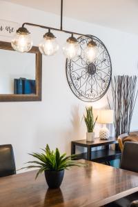 uma sala de jantar com uma mesa e um lustre em Resort Style Living with Private Lawn and Patio em Kelowna