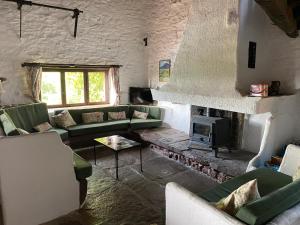 - un salon avec un canapé et une cheminée dans l'établissement La Bergerie, with private pool and garden, à Lodève