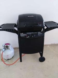 Gril dostupný pro hosty v hostelu