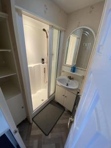 Ένα μπάνιο στο Skegness ingoldmells 6 berth en-suite Bath en-suite shower 2 toilets