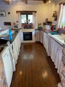 Dapur atau dapur kecil di La Bergerie, with private pool and garden