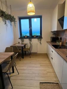 uma cozinha e sala de jantar com uma mesa e uma janela em DoriSol em Solec-Zdrój