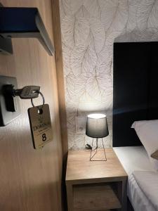 1 dormitorio con mesa y cartel de precio junto a la cama en DoriSol, en Solec-Zdrój
