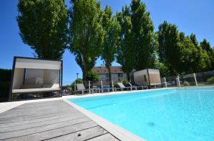 Πισίνα στο ή κοντά στο Kyriad Dijon Est Mirande