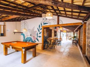 een kamer met een tafeltennistafel bij VELINN Hotel Santa Tereza in Ilhabela