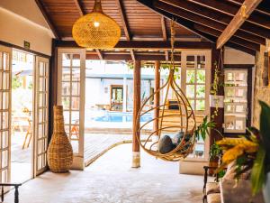 um quarto com uma rede de descanso suspensa e uma piscina em VELINN Hotel Santa Tereza em Ilhabela