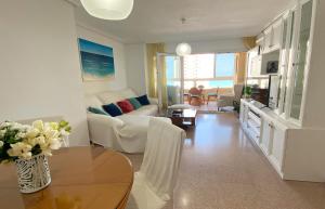 Kuchyňa alebo kuchynka v ubytovaní Alicante Apartamento en la Playa Muchavista-San Juan - Marluma frente al Mar + 37 fotografií