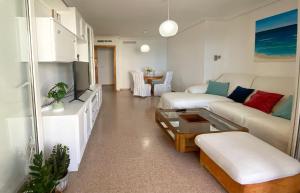 Kuchyňa alebo kuchynka v ubytovaní Alicante Apartamento en la Playa Muchavista-San Juan - Marluma frente al Mar
