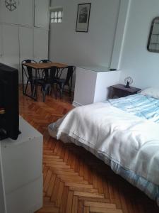 - une chambre avec un lit, une table et des chaises dans l'établissement Juncal a puro sol!, à Buenos Aires