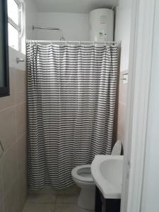 La salle de bains est pourvue de toilettes et d'un rideau de douche. dans l'établissement Juncal a puro sol!, à Buenos Aires
