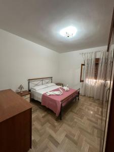 una camera con letto e pavimento in legno di Casa ANGELA a Nardò