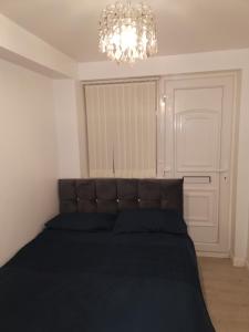 A bed or beds in a room at Argyll Studio Apartment - Luton Airport