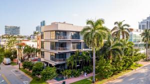 una vista aerea di un edificio con palme di Urbanica Euclid a Miami Beach