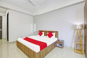 Een bed of bedden in een kamer bij OYO Flagship The Murti