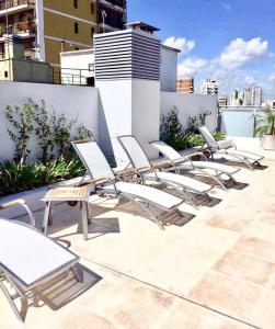 - une rangée de chaises longues assises sur une terrasse dans l'établissement Apartamento en Recoleta, à Buenos Aires