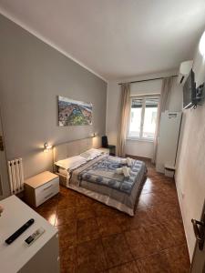 una piccola camera con letto e frigorifero di Crown Guest House a Pisa