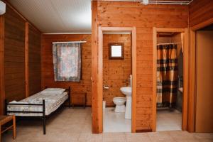 1 dormitorio con 1 cama y aseo en una habitación en Village of Peace - House 25, en Shkodër