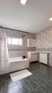 baño grande con bañera y lavamanos en Villa en Mendoza, Argentine en Luján de Cuyo