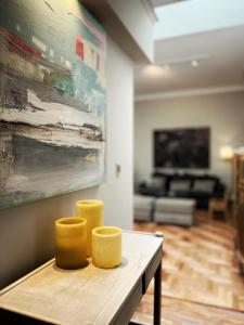 dos tazas amarillas sentadas en una mesa en una sala de estar en Villa en Mendoza, Argentine en Luján de Cuyo