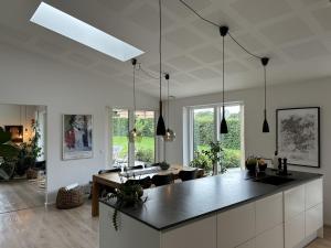 eine Küche mit einer schwarzen Arbeitsplatte in einem Zimmer in der Unterkunft Casa Jakobsen in Randers