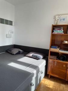 Rúm í herbergi á Apartament Powiśle