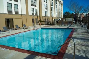 una gran piscina frente a un edificio en Hampton Inn Beaumont, en Beaumont