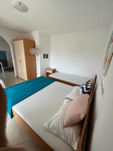 Postel nebo postele na pokoji v ubytování Apartments Edina
