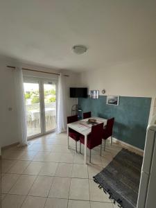 Kuchyň nebo kuchyňský kout v ubytování Apartments Edina