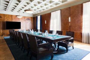 une grande salle de conférence avec une grande table et des chaises dans l'établissement Radisson Blu Plaza Hotel, Helsinki, à Helsinki