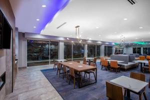 A restaurant or other place to eat at La Quinta Inn & Suites by Wyndham Oxford