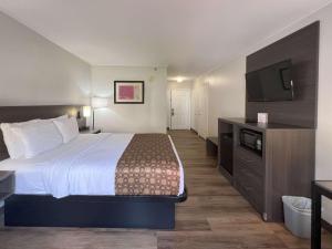 um quarto de hotel com uma cama e uma televisão de ecrã plano em Quality Inn Merrimack - Nashua em Merrimack