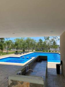 une grande piscine bleue dans une maison dans l'établissement Amplio departamento con alberca, à Playa del Carmen