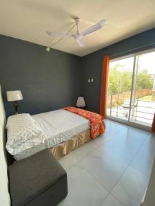 - une chambre avec un lit et une grande fenêtre dans l'établissement Amplio departamento con alberca, à Playa del Carmen