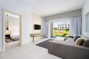 Radisson Blu Residences, Saidia客房内的一张或多张床位