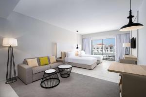 Radisson Blu Residences, Saidia客房内的一张或多张床位