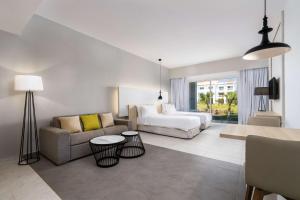 Radisson Blu Residences, Saidia في السعيدية: غرفة معيشة مع أريكة وسرير