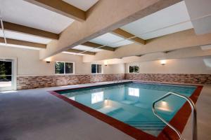 una piscina en una casa con techo en SureStay Plus Hotel by Best Western Rexburg, en Rexburg