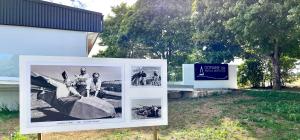 quelques photographies encadrées exposées dans une cour dans l'établissement Domaine de Mende Brenoux Suites & SPA, à Mende