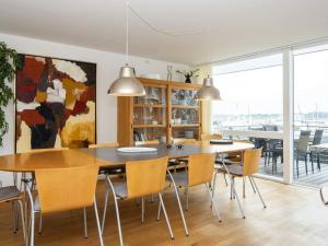 una sala da pranzo con tavolo e sedie di Holiday home Grenaa XLIX a Grenå