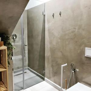 een douche met een glazen deur in de badkamer bij Rosemarine Villas in Durrës